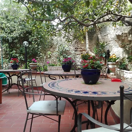 Bed & Breakfast Montevergini B&B Centro Barocco 3*