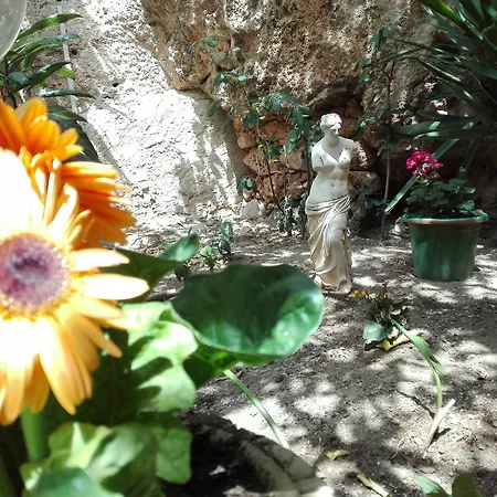 Bed & Breakfast Montevergini B&B Centro Barocco 3*