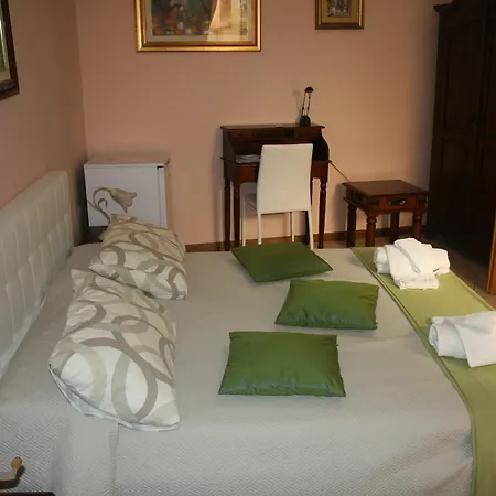 Bed & Breakfast Montevergini B&B Centro Barocco 3*